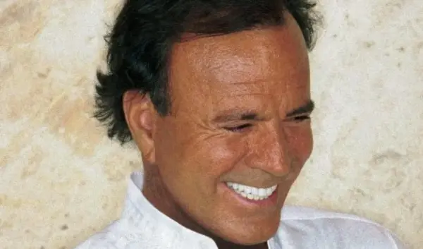 Julio Iglesias: De Iconische Karakter van de Muziekwereld