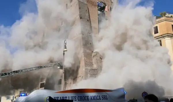 De Inzinking van de Toren in Rome: Een Erfal van Geschiedenis
