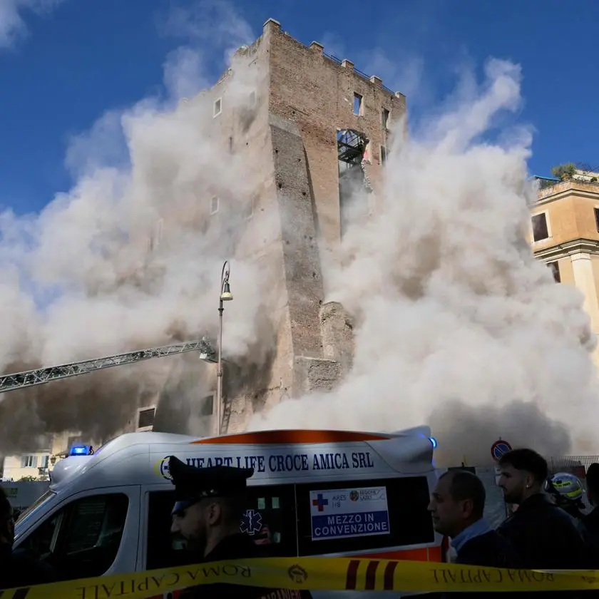 De Inzinking van de Toren in Rome: Een Erfal van Geschiedenis