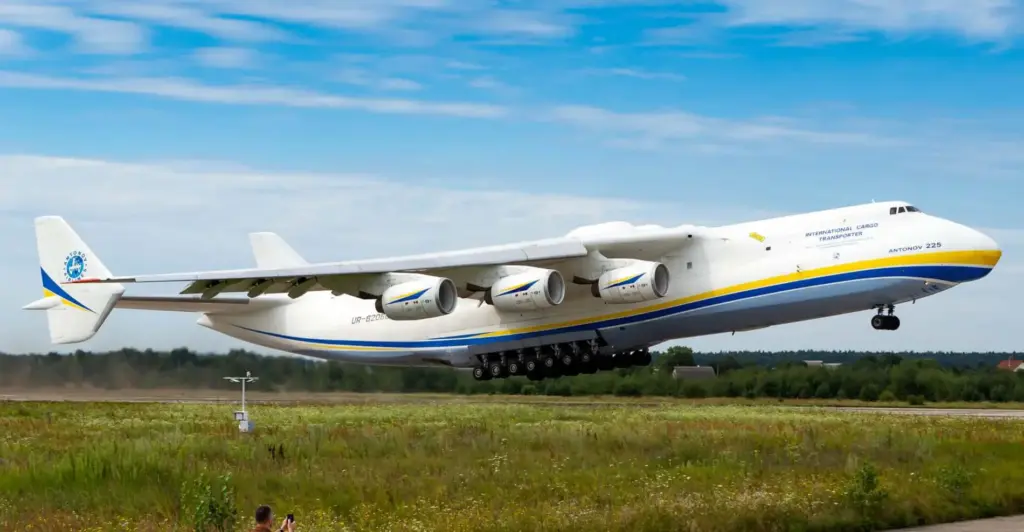 De Antonov An-22: Het grootste turbopropvliegtuig ter wereld