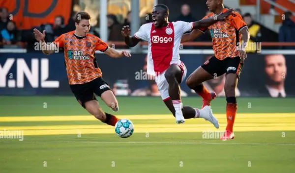 Ajax staat tegenover Volendam in Cruciale Eredivisiewedstrijd