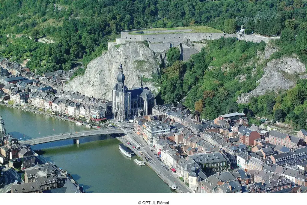 Verkenning van Dinant: Geschiedenis en Cultuur