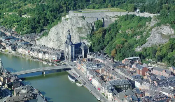 Verkenning van Dinant: Geschiedenis en Cultuur