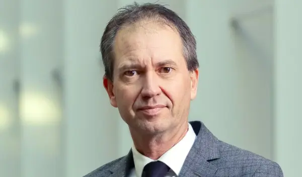Eddy van Hijum: Een Sleutelfiguur in de Nederlandse Politiek