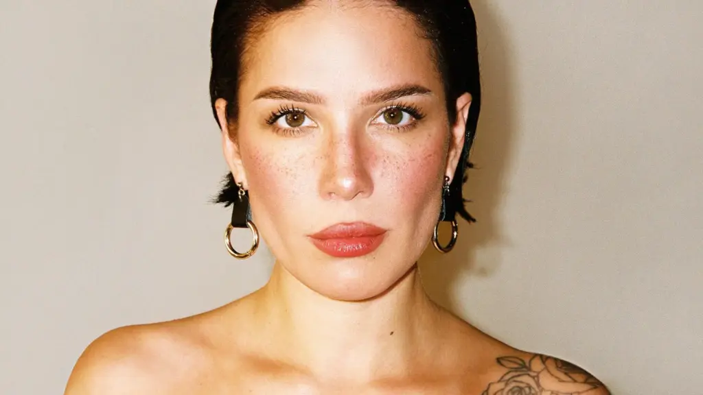 Halsey: Een blik op de carrière en impact van de popster