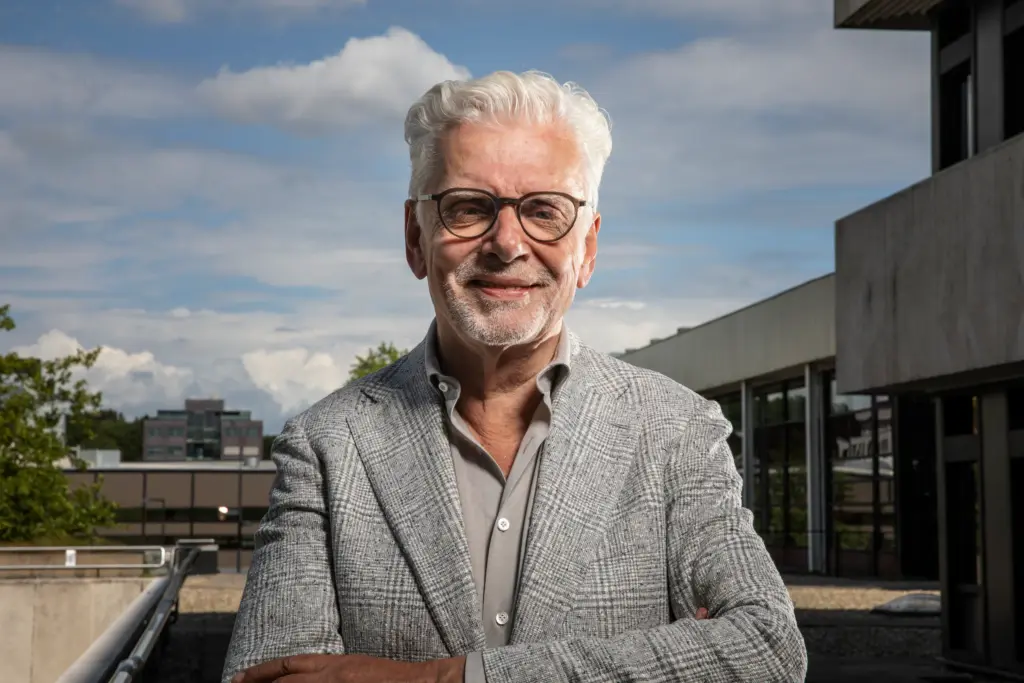 Jan Slagter: De Invloedrijke Presentator van de Televisie