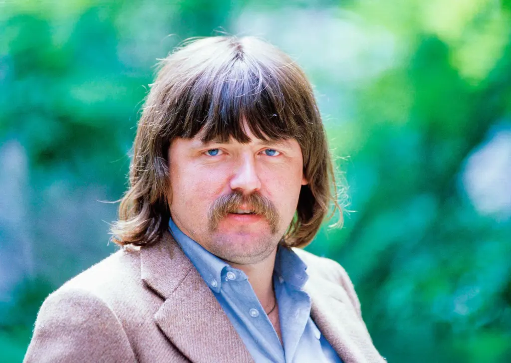 Johan Derksen: Een invloedrijke stem in de Nederlandse media