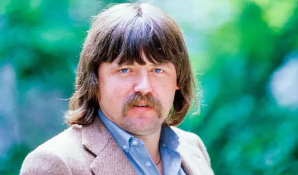 Johan Derksen: Een invloedrijke stem in de Nederlandse media