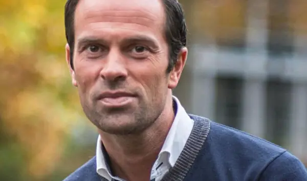Bas Nijhuis: Een Blik op de Carrière van de Scheidsrechter