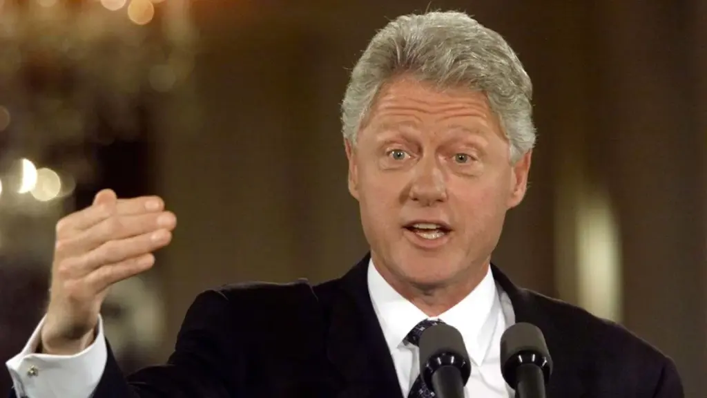 Waarom is bill clinton opnieuw in het nieuws?