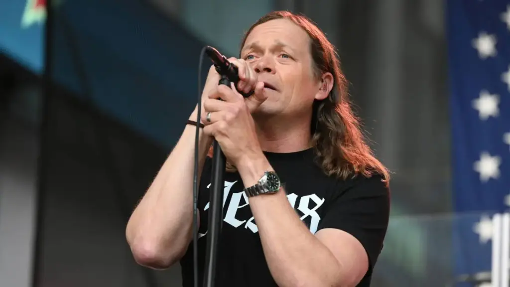 Brad Arnold: Een blik op de carrière van de zanger van 3 Doors Down