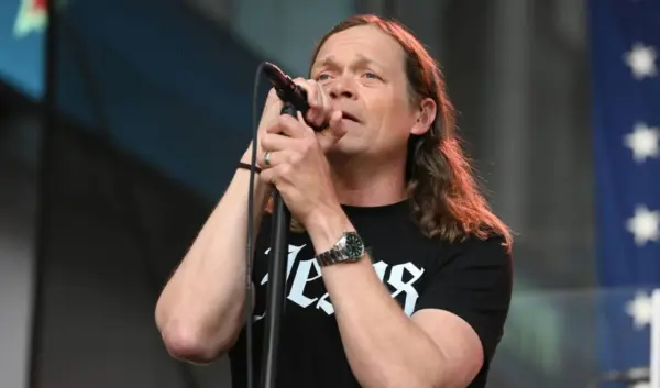 Brad Arnold: Een blik op de carrière van de zanger van 3 Doors Down