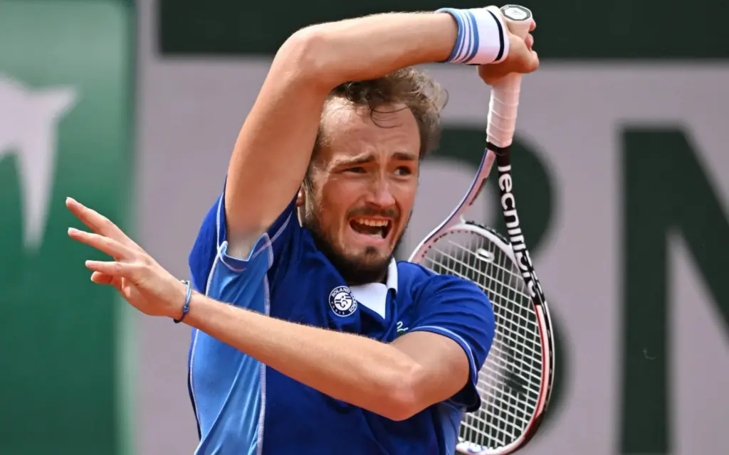 Daniil Medvedev: Een Krachtpatser op de Tennisbaan