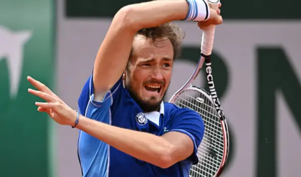 Daniil Medvedev: Een Krachtpatser op de Tennisbaan