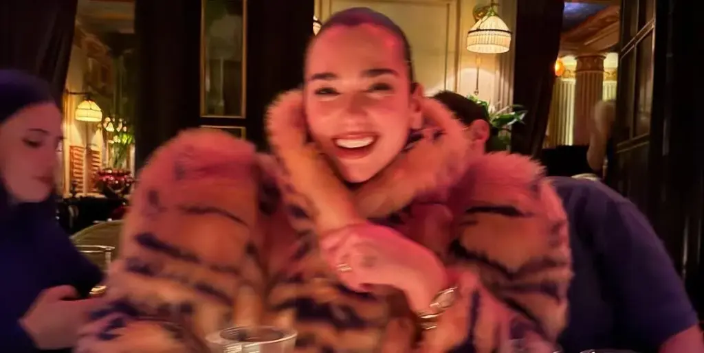 Dua Lipa maakt modeverklaring met tijgerprint in Parijs