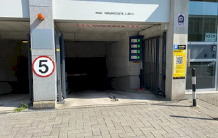 Bouwkraan valt op kantoorpand aan de dynamostraat rotterdam: gelukkig geen gewonden