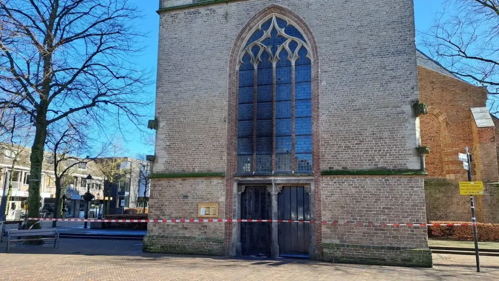 Brandstichting bij drie kerken in Ede: politie zoekt getuigen
