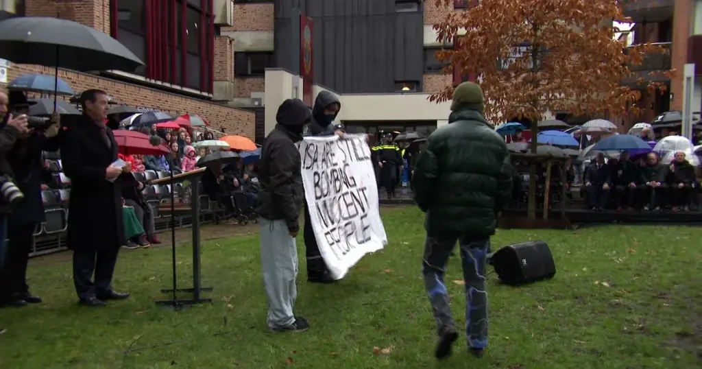 Extinction Rebellion verstoort kabinetsbeëdiging met lawaaidemonstratie
