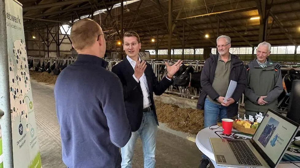 Minister van landbouw Jaimi van Essen bezoekt melkveehouderij in Markelo