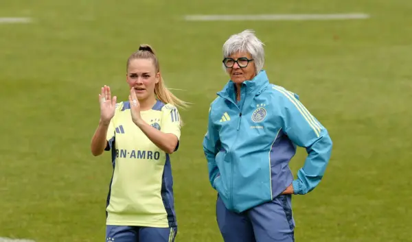 Ajax stelt nieuwe trainer aan voor het seizoen