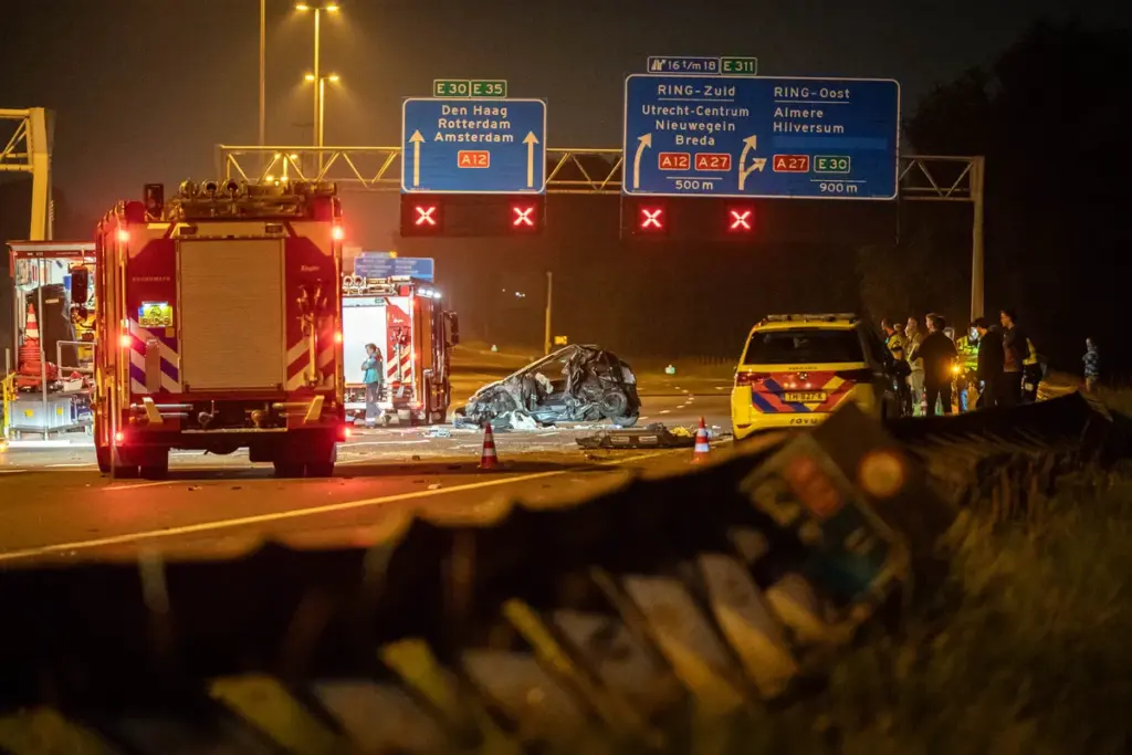 Ongeluk A12: Vrachtwagenchauffeur verliest controle en belandt naast snelweg