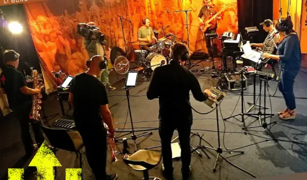Luister naar Radio Rijnmond Live voor Actueel Nieuws en Muziek