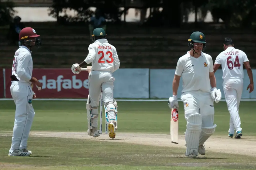Hoe eindigde de spannende clash tussen west indies vs zimbabwe in de T20 World Cup?