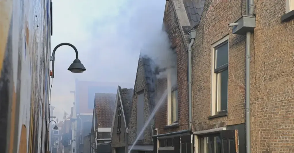 112 delft: Grote brand in restaurant aan de Phoenixstraat