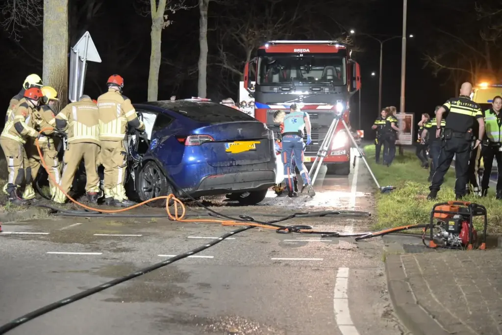 112 etten leur: Automobilist bekneld in brandende auto