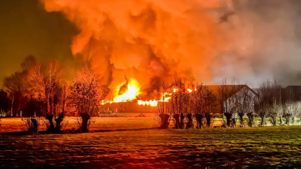 112 nijkerk: Grote brand in schuur aan de Weldammerlaan