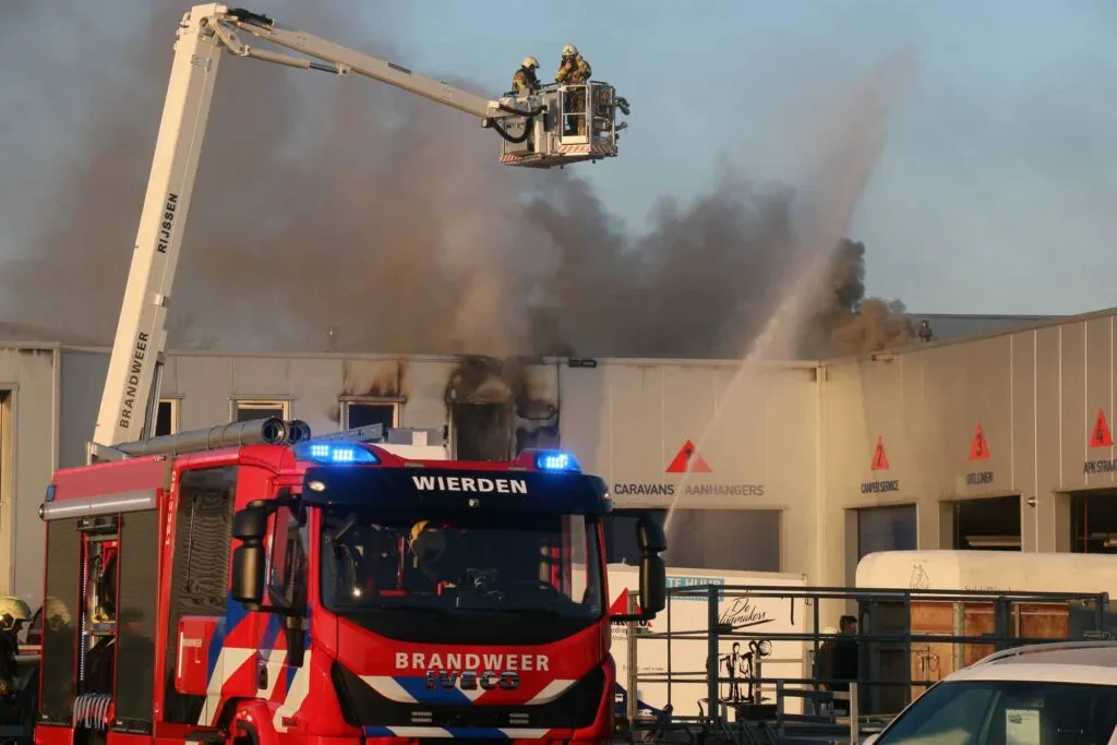 112 nijverdal: Grote brand in loods aan de Kerkstraat