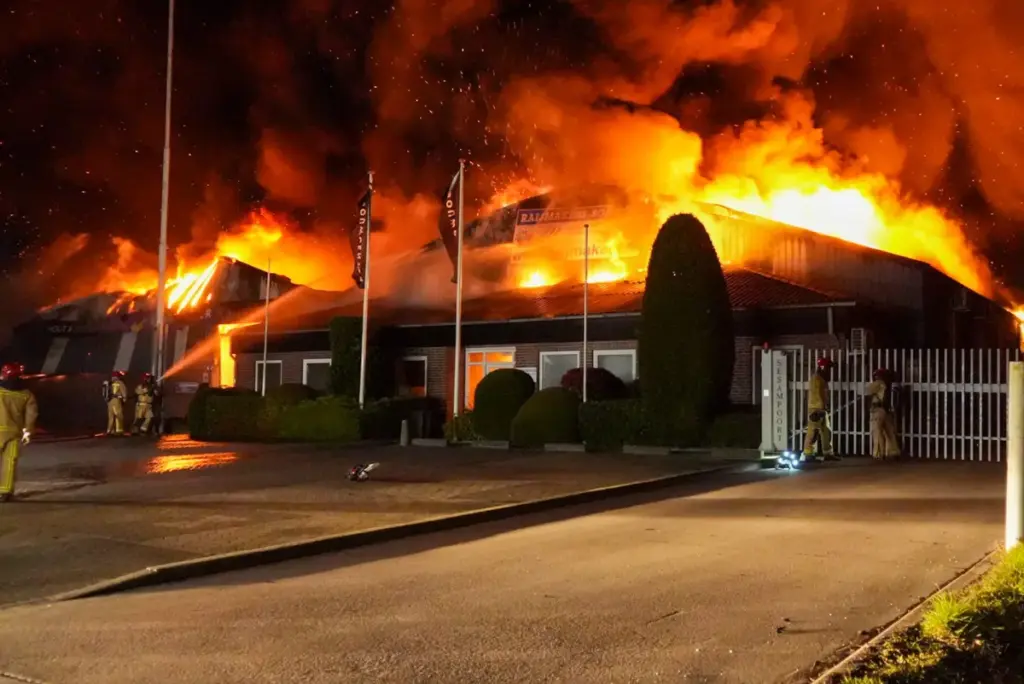 112 Someren: Grote brand in transportbedrijf