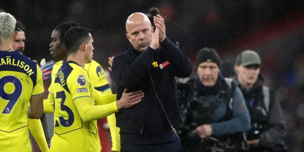 Arne Slot onder druk na gelijkspel tegen Tottenham