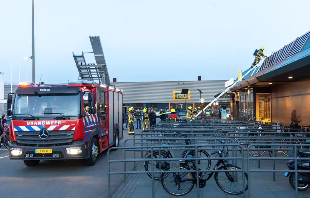 Brand Beverwijk: Grote brand in opslagloods met gasflessen