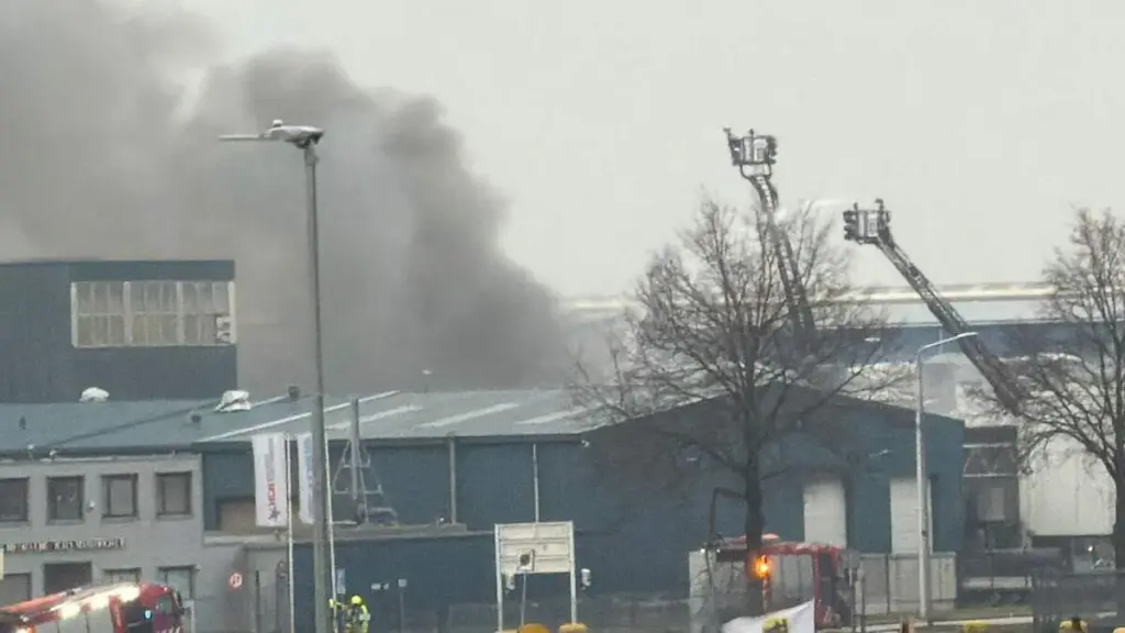 Brand Maastricht: Grote brand in loods met gevaarlijke stoffen