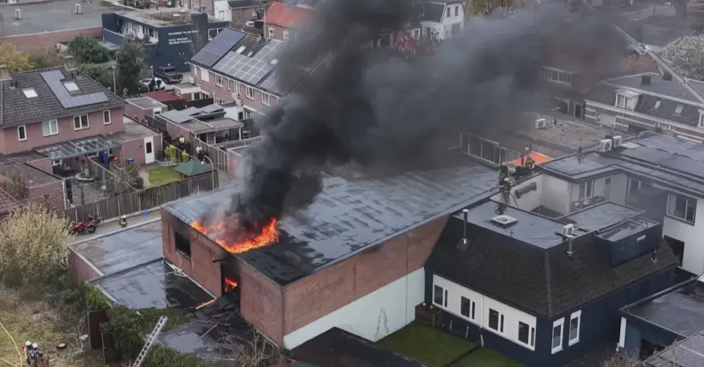 Brand Nijverdal: Grote brand in loods aan Kerkstraat
