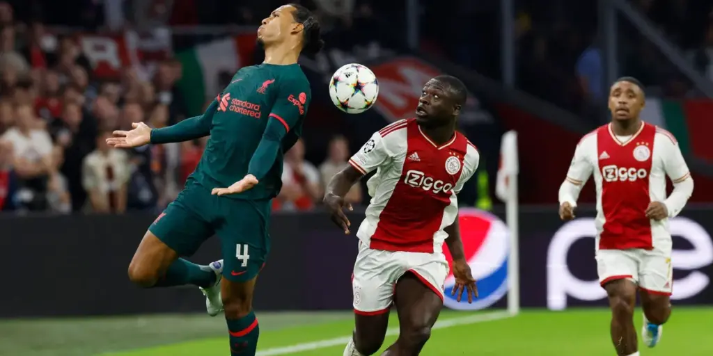 Brian Brobbey scoort winnend doelpunt in Tyne-Wear Derby