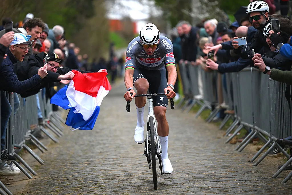 E3 Saxo Classic 2026: Mathieu van der Poel wint voor de derde keer op rij