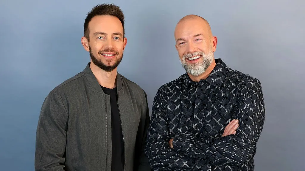 Henry Schut en Jeroen Kijk in de Vegte verzorgen commentaar tijdens Eurovisie Songfestival