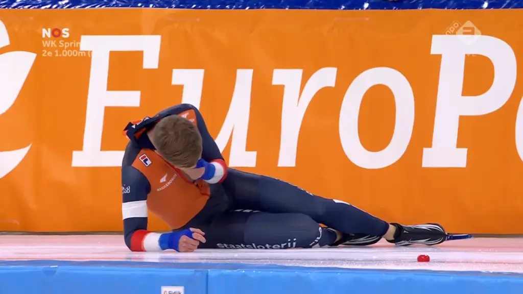 Janno Botman valt in de laatste bocht van het WK Sprint