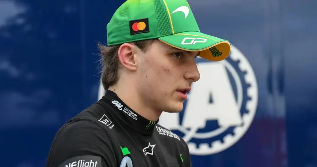 Oscar Piastri crasht voor de start van de Grand Prix van Australië
