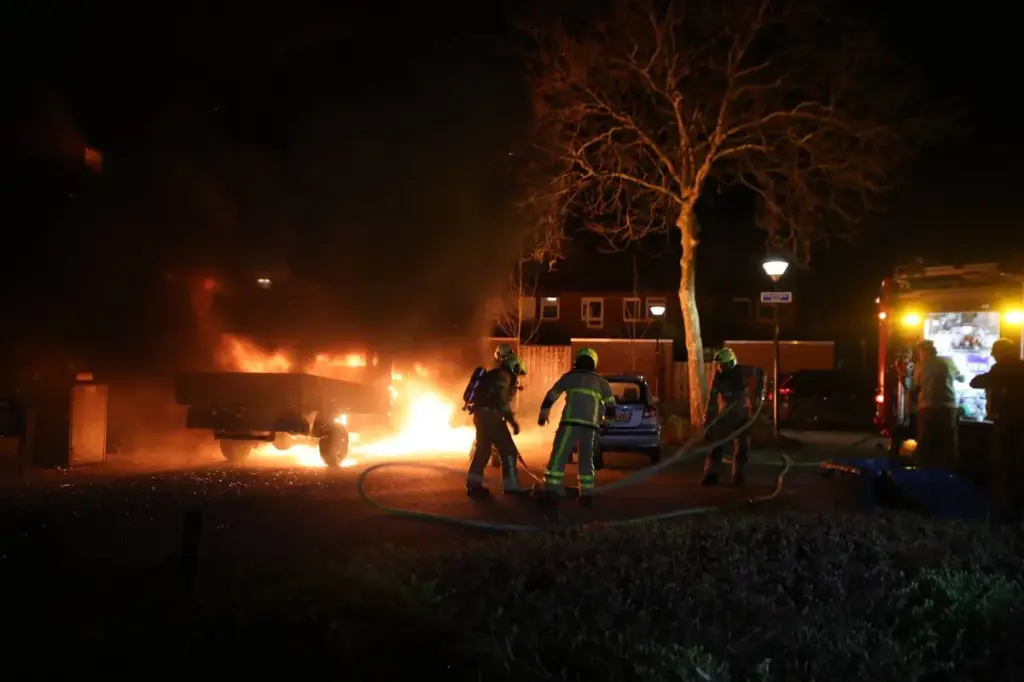 P2000 apeldoorn: Brand in bedrijfswagen aan de Eekschillersdreef