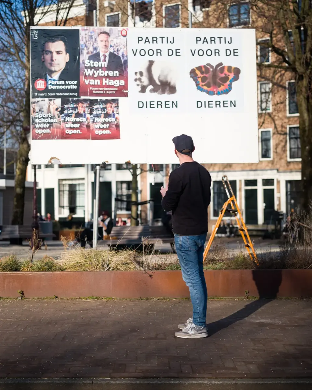 Partij voor de Dieren maakt Callunaplein in Dieren schoon