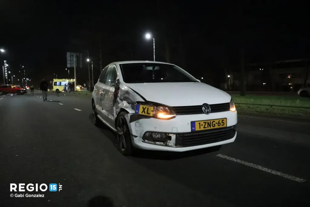 Regio15: Verkeersongeval in : Automobilist botst tegen verkeerslichtinstallatie