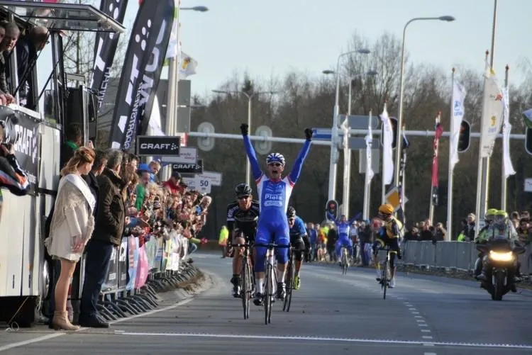 Ster van Zwolle 2026: Mathis Avondts wint de koers