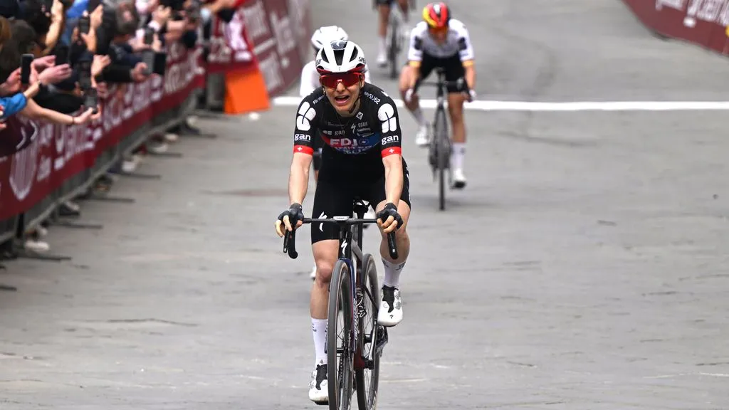 Strade Bianche: Elise Chabbey wint in Siena