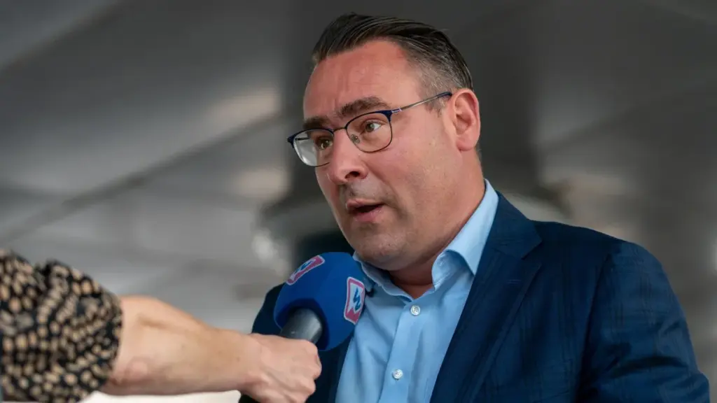 Tom de Nooijer verwelkomt Richard de Mos als informateur in Oldebroek