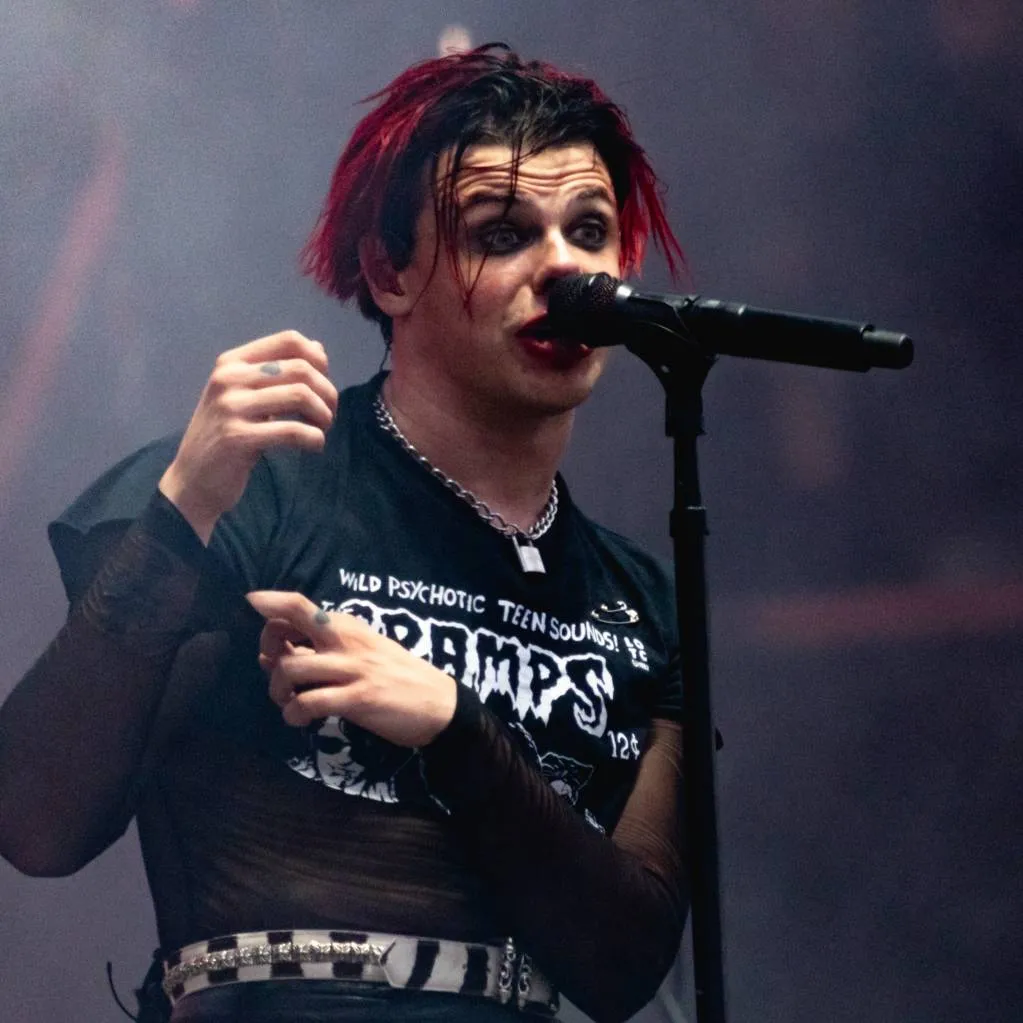 Yungblud en de Teenage Cancer Trust tentoonstelling in Londen