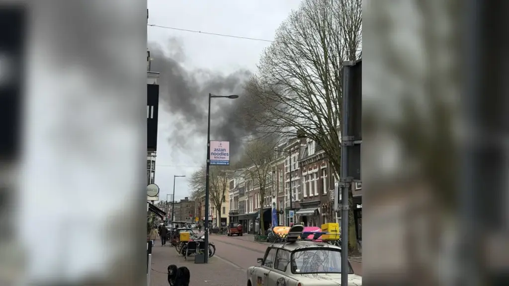 Brand Utrecht: Bestelbus in vlammen op Monseigneur van de Weteringstraat