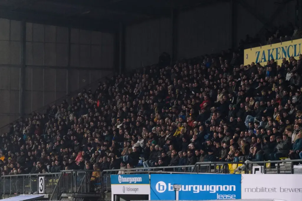 Cambuur – Vitesse eindigt in chaos door supportersrellen